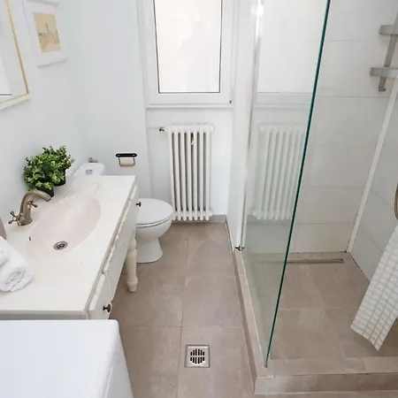 Classy 2 Bedroom In Center Apartment *